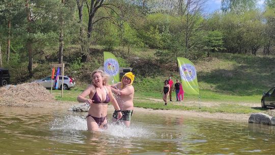 Śmigus-dyngus w Zalewie Tuligłowy. Krasnostawskie Karpie w lany poniedziałek [GALERIA ZDJĘĆ]