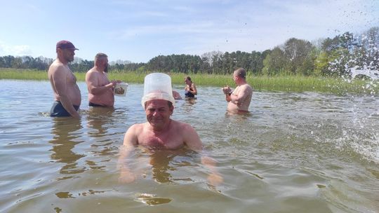Śmigus-dyngus w Zalewie Tuligłowy. Krasnostawskie Karpie w lany poniedziałek [GALERIA ZDJĘĆ]