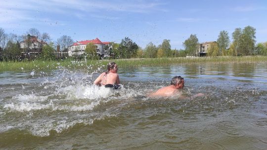 Śmigus-dyngus w Zalewie Tuligłowy. Krasnostawskie Karpie w lany poniedziałek [GALERIA ZDJĘĆ]