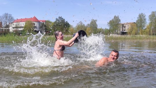 Śmigus-dyngus w Zalewie Tuligłowy. Krasnostawskie Karpie w lany poniedziałek [GALERIA ZDJĘĆ]