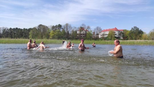 Śmigus-dyngus w Zalewie Tuligłowy. Krasnostawskie Karpie w lany poniedziałek [GALERIA ZDJĘĆ]