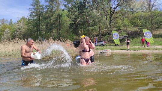 Śmigus-dyngus w Zalewie Tuligłowy. Krasnostawskie Karpie w lany poniedziałek [GALERIA ZDJĘĆ]