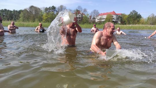 Śmigus-dyngus w Zalewie Tuligłowy. Krasnostawskie Karpie w lany poniedziałek [GALERIA ZDJĘĆ]