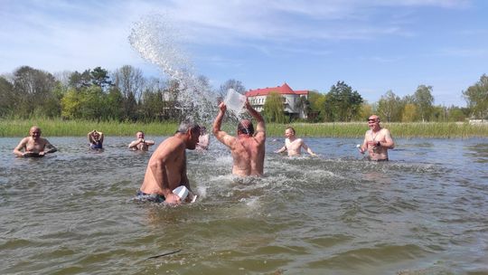 Śmigus-dyngus w Zalewie Tuligłowy. Krasnostawskie Karpie w lany poniedziałek [GALERIA ZDJĘĆ]