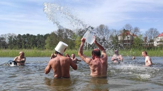 Śmigus-dyngus w Zalewie Tuligłowy. Krasnostawskie Karpie w lany poniedziałek [GALERIA ZDJĘĆ]