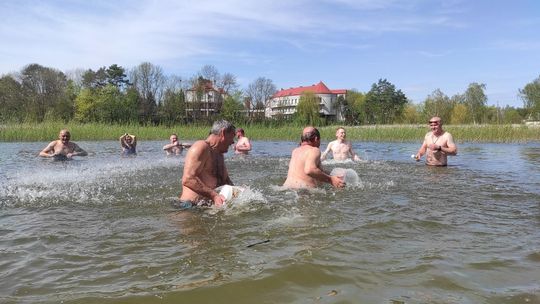 Śmigus-dyngus w Zalewie Tuligłowy. Krasnostawskie Karpie w lany poniedziałek [GALERIA ZDJĘĆ]