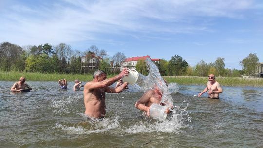 Śmigus-dyngus w Zalewie Tuligłowy. Krasnostawskie Karpie w lany poniedziałek [GALERIA ZDJĘĆ]