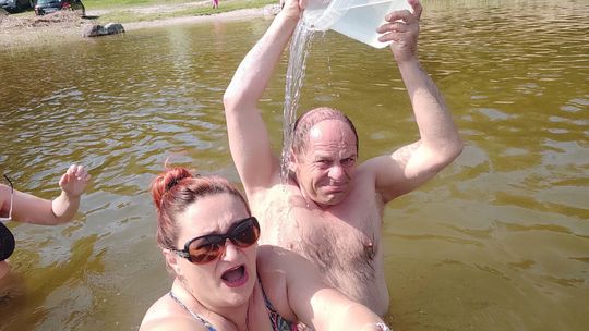 Śmigus-dyngus w Zalewie Tuligłowy. Krasnostawskie Karpie w lany poniedziałek [GALERIA ZDJĘĆ]