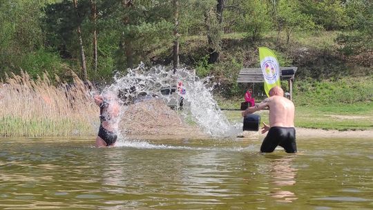 Śmigus-dyngus w Zalewie Tuligłowy. Krasnostawskie Karpie w lany poniedziałek [GALERIA ZDJĘĆ]