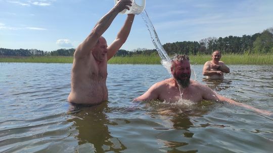 Śmigus-dyngus w Zalewie Tuligłowy. Krasnostawskie Karpie w lany poniedziałek [GALERIA ZDJĘĆ]