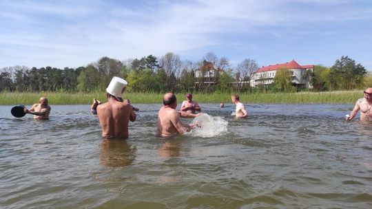 Śmigus-dyngus w Zalewie Tuligłowy. Krasnostawskie Karpie w lany poniedziałek [GALERIA ZDJĘĆ]