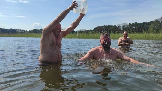 Śmigus-dyngus w Zalewie Tuligłowy. Krasnostawskie Karpie w lany poniedziałek [GALERIA ZDJĘĆ]