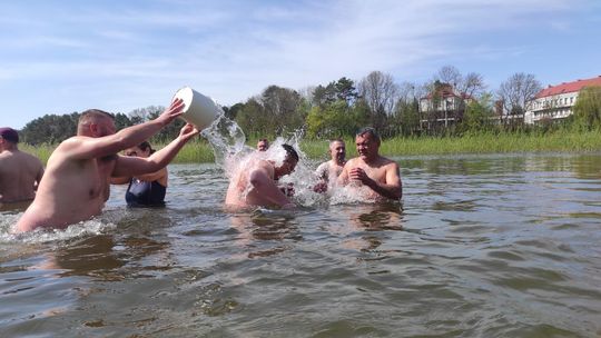 Śmigus-dyngus w Zalewie Tuligłowy. Krasnostawskie Karpie w lany poniedziałek [GALERIA ZDJĘĆ]