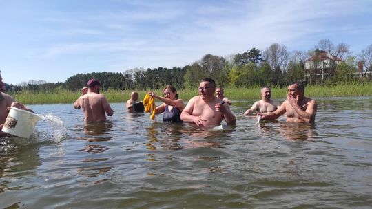 Śmigus-dyngus w Zalewie Tuligłowy. Krasnostawskie Karpie w lany poniedziałek [GALERIA ZDJĘĆ]