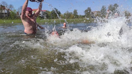 Śmigus-dyngus w Zalewie Tuligłowy. Krasnostawskie Karpie w lany poniedziałek [GALERIA ZDJĘĆ]