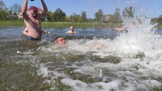 Śmigus-dyngus w Zalewie Tuligłowy. Krasnostawskie Karpie w lany poniedziałek [GALERIA ZDJĘĆ]