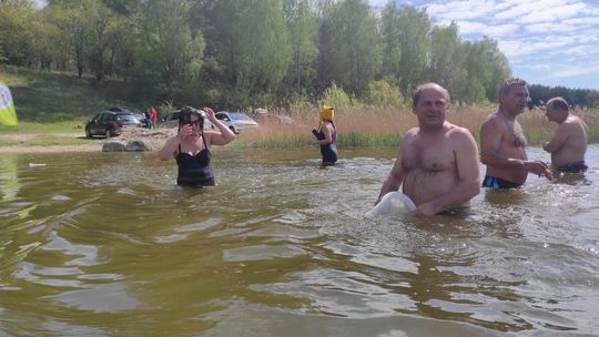 Śmigus-dyngus w Zalewie Tuligłowy. Krasnostawskie Karpie w lany poniedziałek [GALERIA ZDJĘĆ]