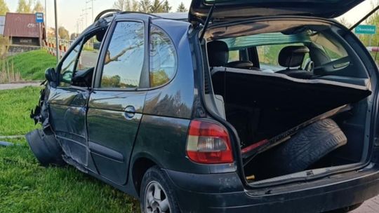 Zdarzenie na trasie Okuninka–Włodawa. Kierowca uderzył w latarnię i wypadł z drogi [ZDJĘCIA]