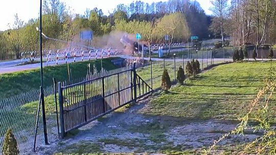 Zdarzenie na trasie Okuninka–Włodawa. Kierowca uderzył w latarnię i wypadł z drogi [ZDJĘCIA]