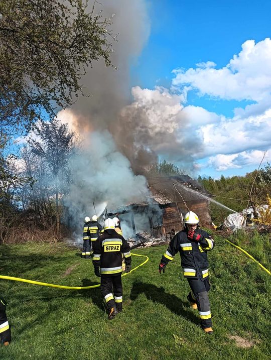 Gm. Kraśniczyn. Pożar domu w Zastawiu. 59-letni mężczyzna trafił do szpitala [ZDJĘCIA]