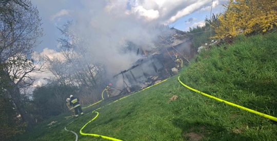 Gm. Kraśniczyn. Pożar domu w Zastawiu. 59-letni mężczyzna trafił do szpitala [ZDJĘCIA]