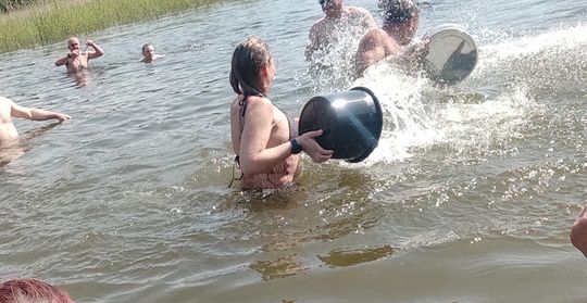 Śmigus-dyngus w Zalewie Tuligłowy. Krasnostawskie Karpie w lany poniedziałek [GALERIA ZDJĘĆ]