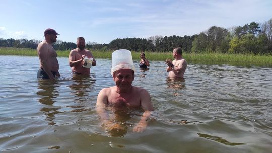 Śmigus-dyngus w Zalewie Tuligłowy. Krasnostawskie Karpie w lany poniedziałek [GALERIA ZDJĘĆ]