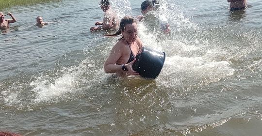 Śmigus-dyngus w Zalewie Tuligłowy. Krasnostawskie Karpie w lany poniedziałek [GALERIA ZDJĘĆ]