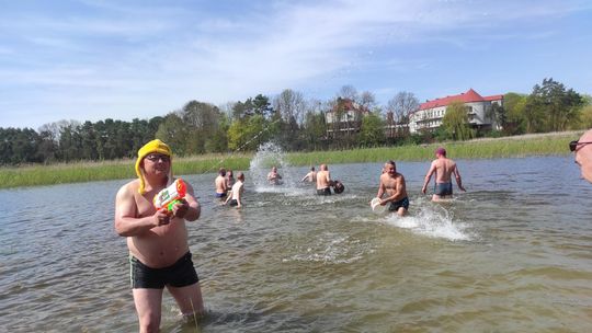 Śmigus-dyngus w Zalewie Tuligłowy. Krasnostawskie Karpie w lany poniedziałek [GALERIA ZDJĘĆ]