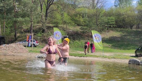 Śmigus-dyngus w Zalewie Tuligłowy. Krasnostawskie Karpie w lany poniedziałek [GALERIA ZDJĘĆ]