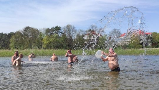 Śmigus-dyngus w Zalewie Tuligłowy. Krasnostawskie Karpie w lany poniedziałek [GALERIA ZDJĘĆ]