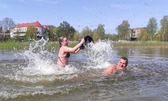 Śmigus-dyngus w Zalewie Tuligłowy. Krasnostawskie Karpie w lany poniedziałek [GALERIA ZDJĘĆ]