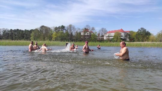 Śmigus-dyngus w Zalewie Tuligłowy. Krasnostawskie Karpie w lany poniedziałek [GALERIA ZDJĘĆ]