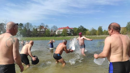 Śmigus-dyngus w Zalewie Tuligłowy. Krasnostawskie Karpie w lany poniedziałek [GALERIA ZDJĘĆ]