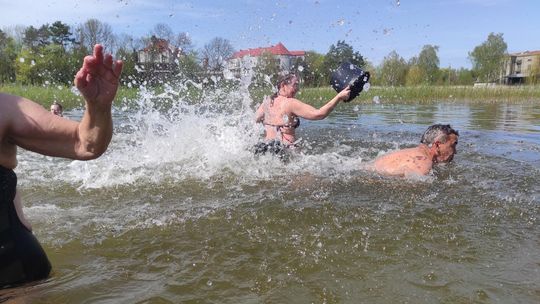 Śmigus-dyngus w Zalewie Tuligłowy. Krasnostawskie Karpie w lany poniedziałek [GALERIA ZDJĘĆ]