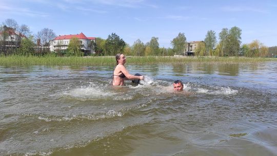 Śmigus-dyngus w Zalewie Tuligłowy. Krasnostawskie Karpie w lany poniedziałek [GALERIA ZDJĘĆ]