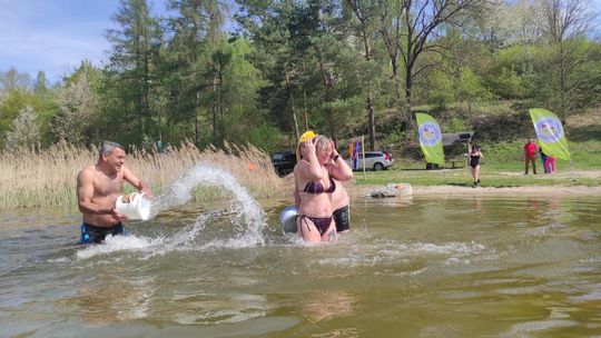 Śmigus-dyngus w Zalewie Tuligłowy. Krasnostawskie Karpie w lany poniedziałek [GALERIA ZDJĘĆ]