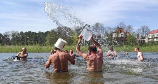 Śmigus-dyngus w Zalewie Tuligłowy. Krasnostawskie Karpie w lany poniedziałek [GALERIA ZDJĘĆ]