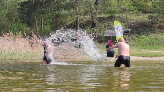 Śmigus-dyngus w Zalewie Tuligłowy. Krasnostawskie Karpie w lany poniedziałek [GALERIA ZDJĘĆ]