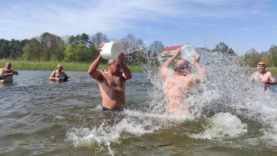 Śmigus-dyngus w Zalewie Tuligłowy. Krasnostawskie Karpie w lany poniedziałek [GALERIA ZDJĘĆ]