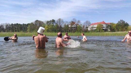 Śmigus-dyngus w Zalewie Tuligłowy. Krasnostawskie Karpie w lany poniedziałek [GALERIA ZDJĘĆ]