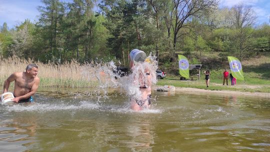 Śmigus-dyngus w Zalewie Tuligłowy. Krasnostawskie Karpie w lany poniedziałek [GALERIA ZDJĘĆ]