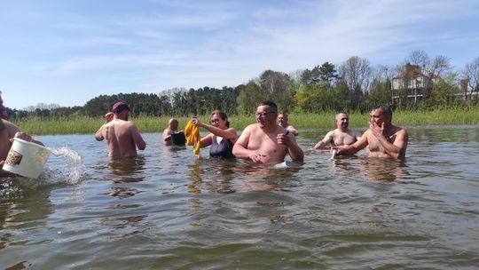 Śmigus-dyngus w Zalewie Tuligłowy. Krasnostawskie Karpie w lany poniedziałek [GALERIA ZDJĘĆ]