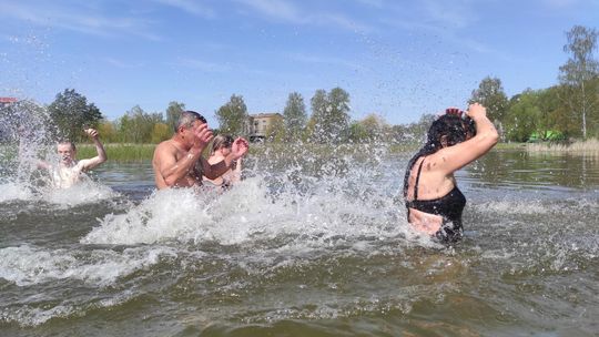 Śmigus-dyngus w Zalewie Tuligłowy. Krasnostawskie Karpie w lany poniedziałek [GALERIA ZDJĘĆ]