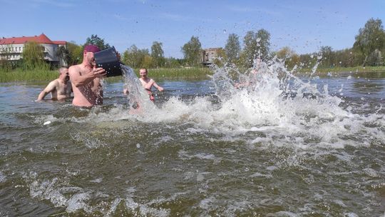 Śmigus-dyngus w Zalewie Tuligłowy. Krasnostawskie Karpie w lany poniedziałek [GALERIA ZDJĘĆ]