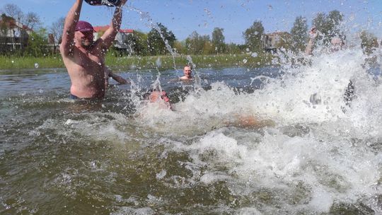 Śmigus-dyngus w Zalewie Tuligłowy. Krasnostawskie Karpie w lany poniedziałek [GALERIA ZDJĘĆ]