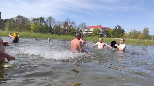 Śmigus-dyngus w Zalewie Tuligłowy. Krasnostawskie Karpie w lany poniedziałek [GALERIA ZDJĘĆ]