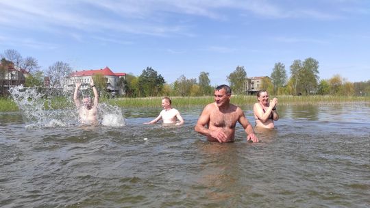 Śmigus-dyngus w Zalewie Tuligłowy. Krasnostawskie Karpie w lany poniedziałek [GALERIA ZDJĘĆ]