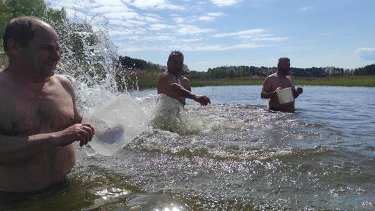 Śmigus-dyngus w Zalewie Tuligłowy. Krasnostawskie Karpie w lany poniedziałek [GALERIA ZDJĘĆ]