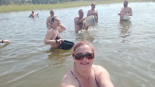 Śmigus-dyngus w Zalewie Tuligłowy. Krasnostawskie Karpie w lany poniedziałek [GALERIA ZDJĘĆ]